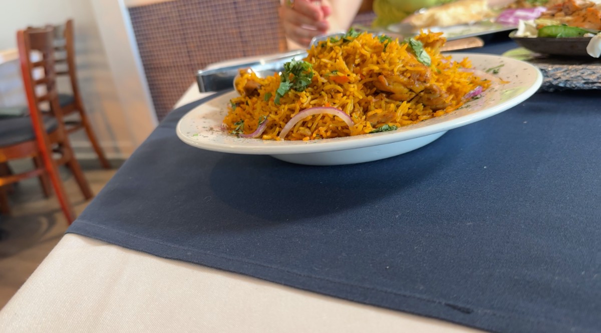 Assiette de biryani servie à table dans la salle à manger